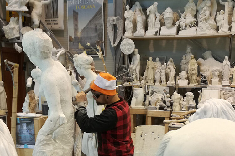 carrara, scultore nel suo laboratorio