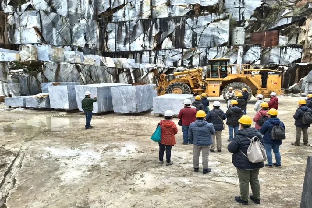 guida spiega all'interno di una cava di marmo