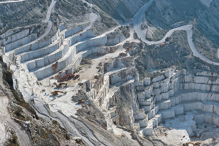 strada nelle cave di marmo di carrara