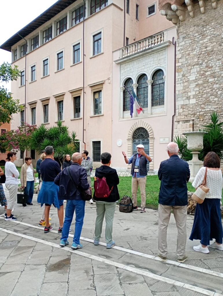 guida turistica a carrara con gruppo davanti a palazzo storico