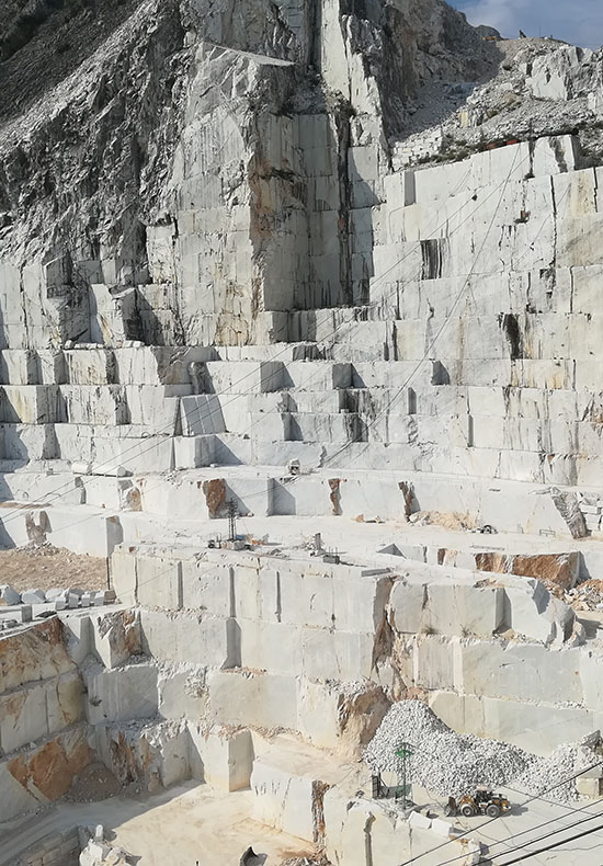 interno di una cava di marmo di carrara