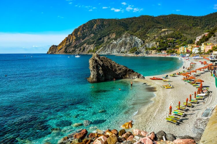 il borgo più grande delle cinque terre, monterosso con la spiaggia di fegina
