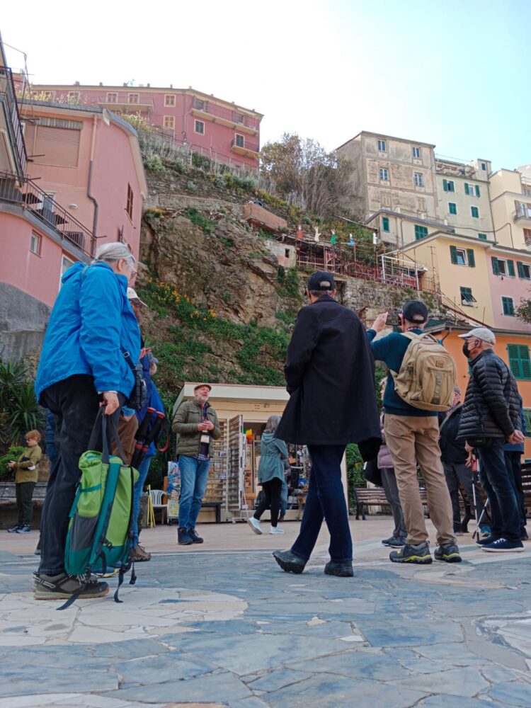 tourist guide in manarola talking to his group