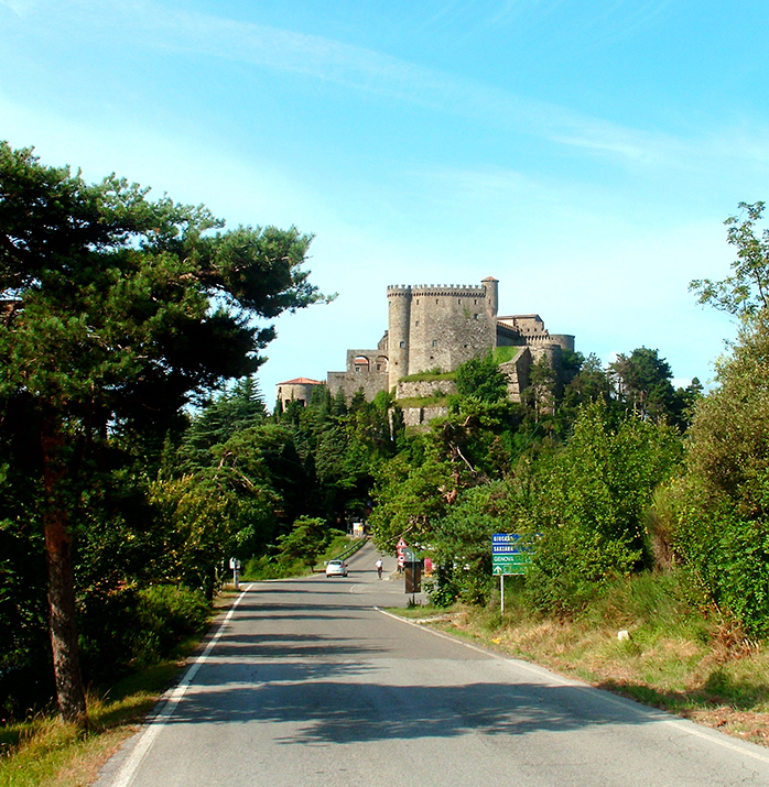 castelli della Lunigiana tra colline e borghi