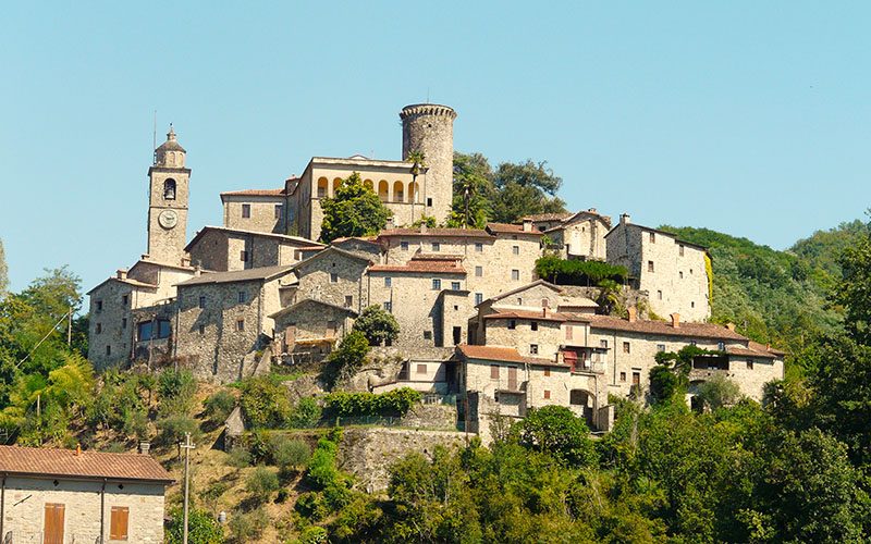 borgo storico della Lunigiana con case in pietra e torre medievale