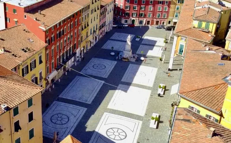 vista aerea di piazza alberica nel centro storico di carrara