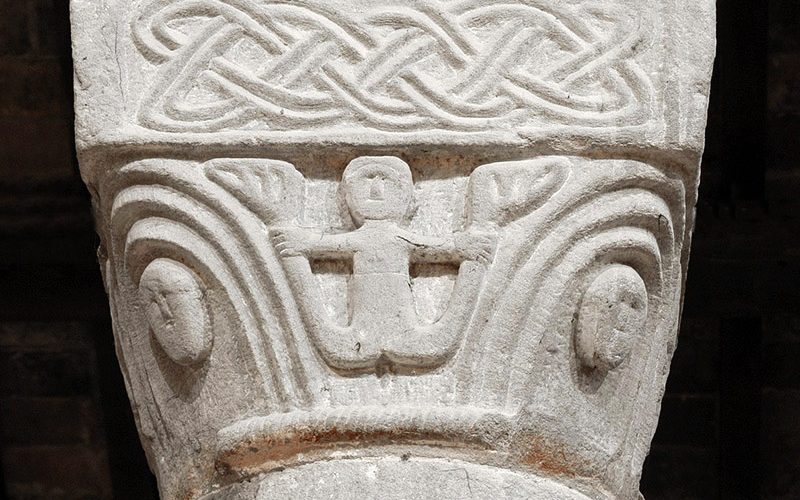 capitello in pietra scolpito in pieve della Lunigiana